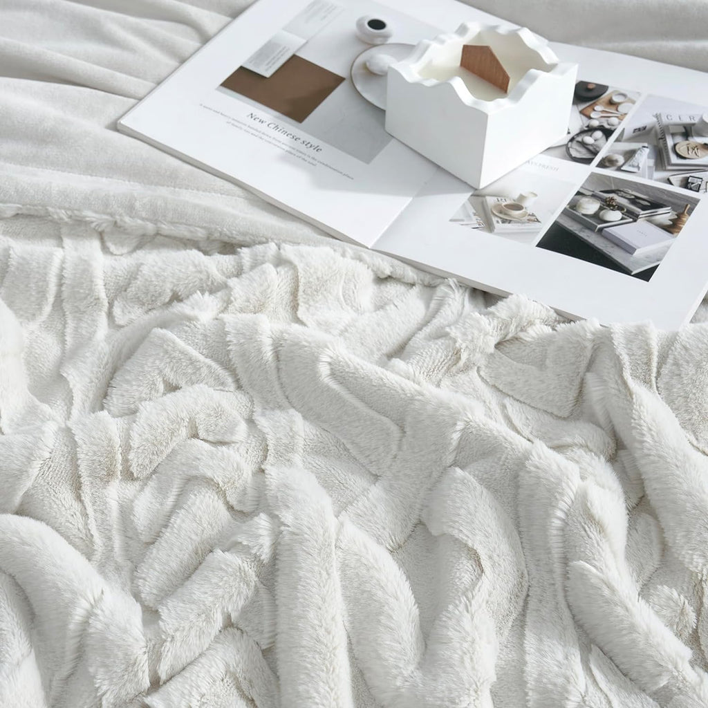 Faux Fur Throw Blanket for Couch, Jacquard Fuzzy Plush Soft Thick Winter Throw Blanket for Sofa Bed Living Room Bedroom，60"X80" Beige